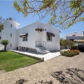 4 bedroom villa with pool close to beach on Akrotiri peninsula, sleeps 8